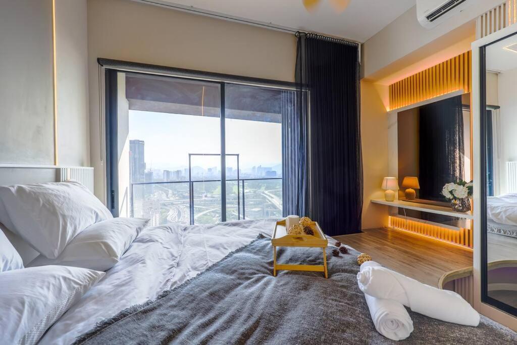Kl Sanctuary Style Comforts, Pool, Gym, Near Mrt! Apartment